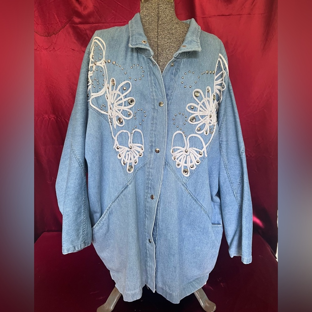Pado Appliqué Denim Jacket with White Floral Design